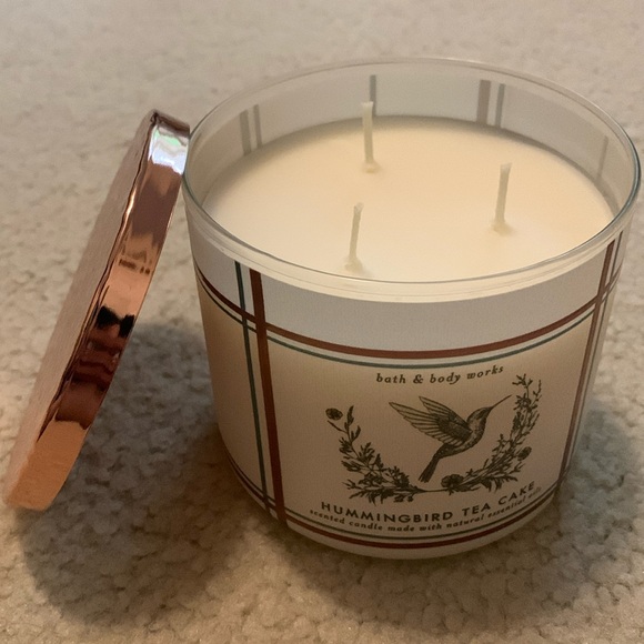 Bath & Body Works Hummingbird Tea Cake candle (2023) - Picture 2 of 3